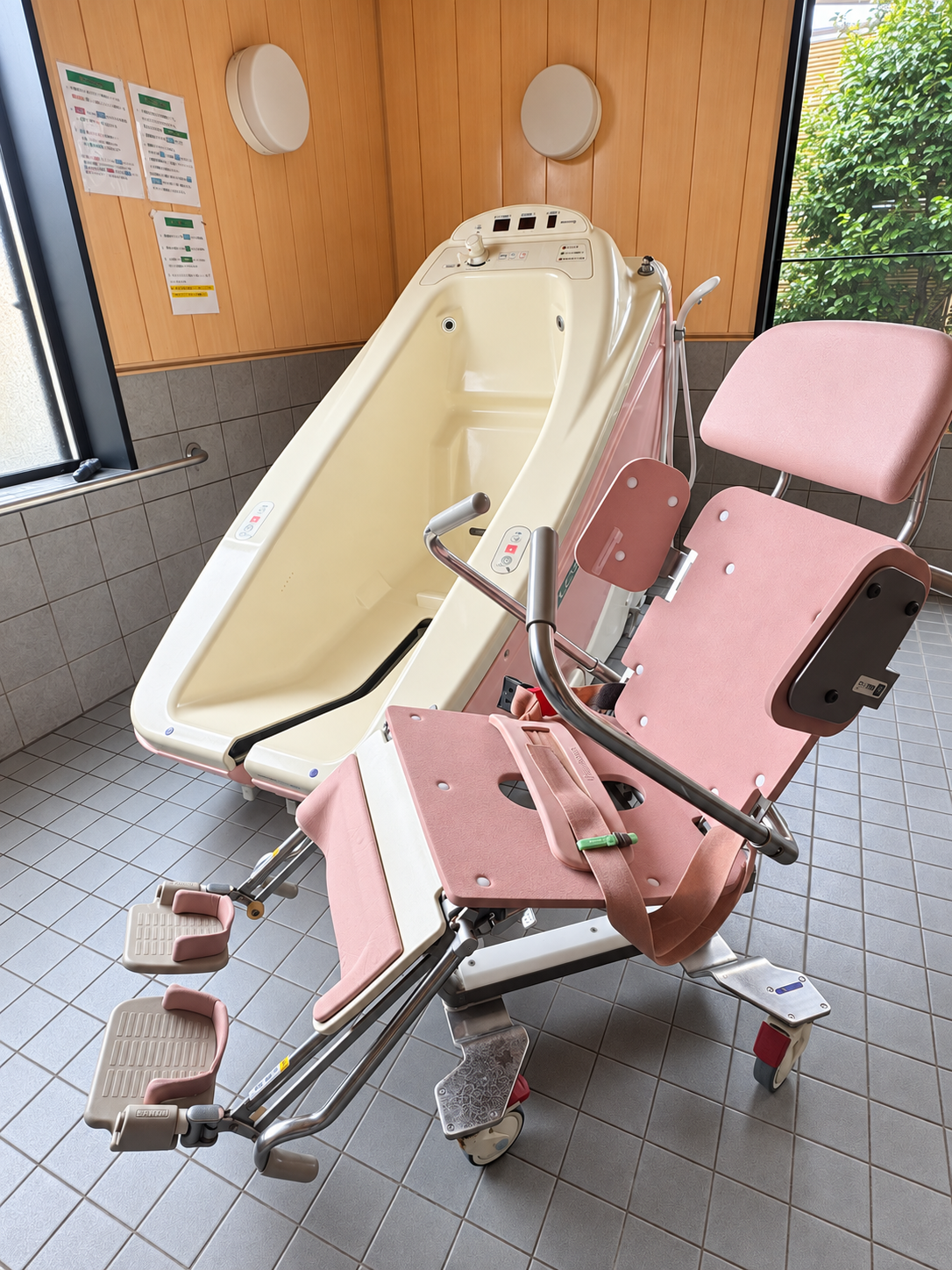 座った姿勢で入浴できる介助浴槽