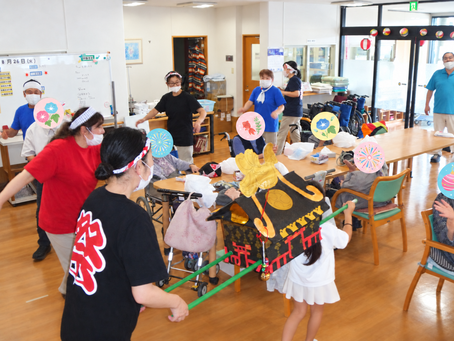 施設の納涼祭で盆踊りを楽しむ利用者