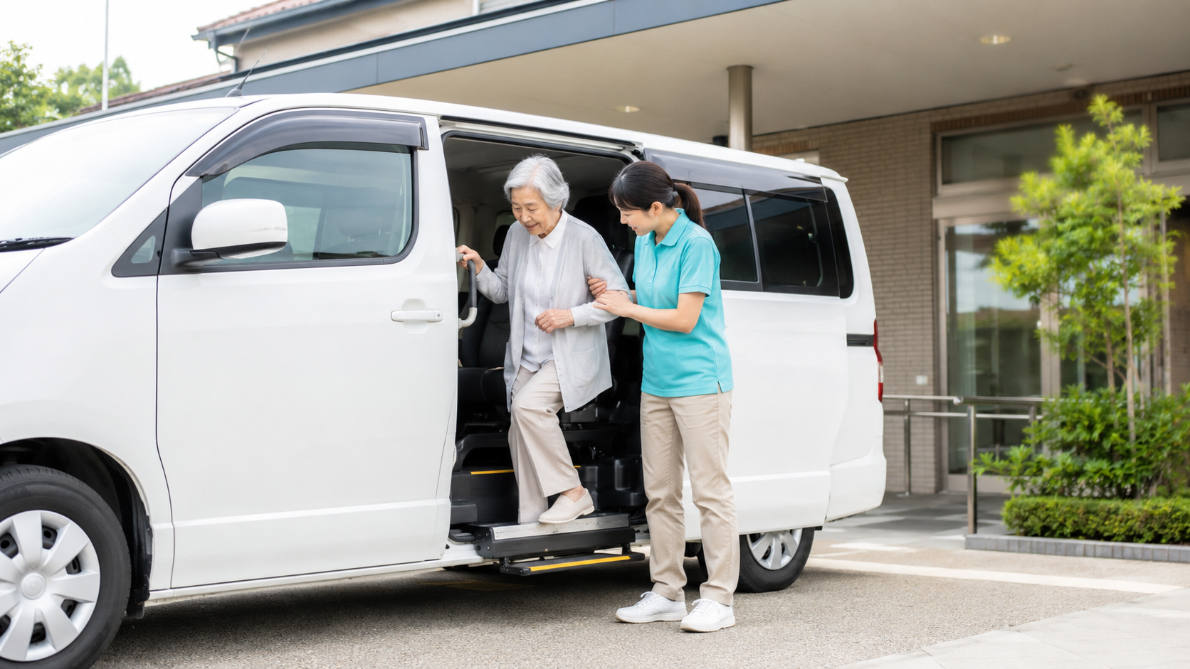 送迎車への乗り降りをスタッフが支援する様子